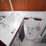 BENETEAU OCEANIS 50 salle de bain invités